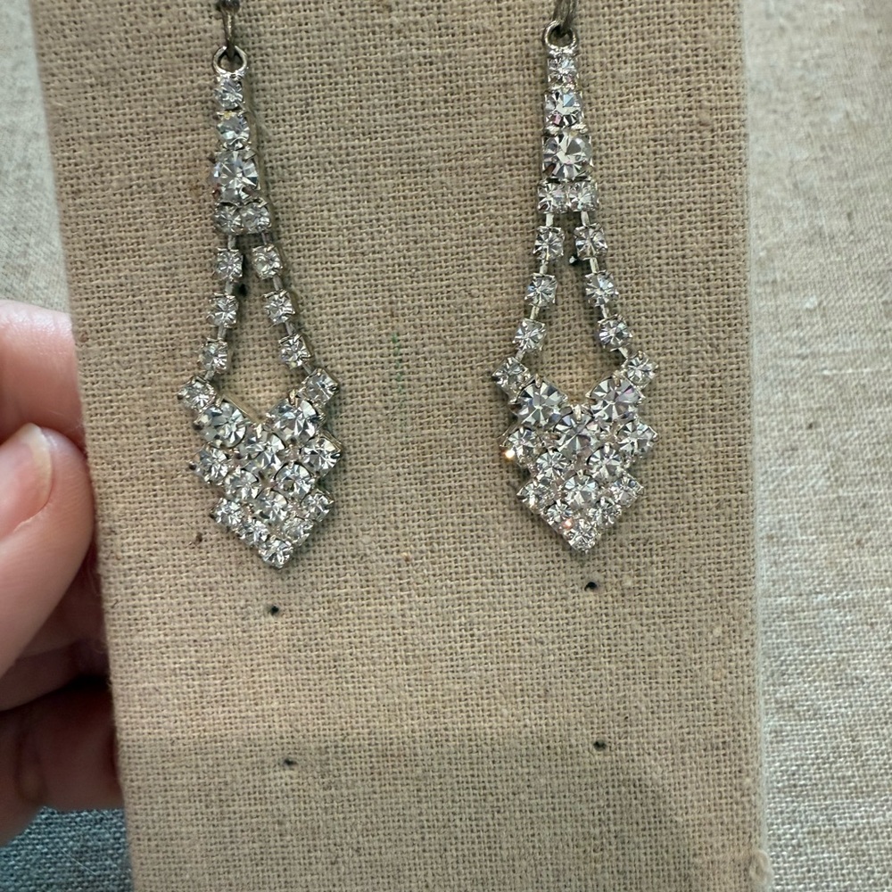 🔴Elegant Silver Crystal Drop Earrings